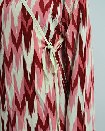 Zigzag Desenli Kruvaze Namaz Elbisesi – %100 Viskon, Yandan Bağlamalı 36-46 Beden