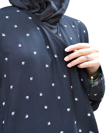 Noktalı Çiçek Desen Kruvaze Namaz Elbisesi – %100 Viskon, Yandan Bağlamalı, Rahat Kalıp 36-46 Beden