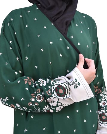 Noktalı Çiçek Desen Kruvaze Namaz Elbisesi – %100 Viskon, Yandan Bağlamalı, Rahat Kalıp 36-46 Beden