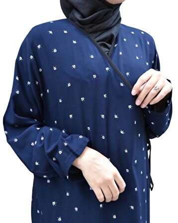 Noktalı Çiçek Desen Kruvaze Namaz Elbisesi – %100 Viskon, Yandan Bağlamalı, Rahat Kalıp 36-46 Beden