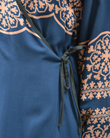 Geometrik Desenli Kruvaze Namaz Elbisesi – Yandan Bağlamalı, Rahat Kalıp 36–46 Beden