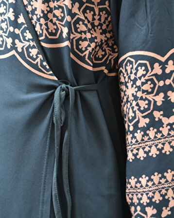 Geometrik Desenli Kruvaze Namaz Elbisesi – Yandan Bağlamalı, Rahat Kalıp 36–46 Beden