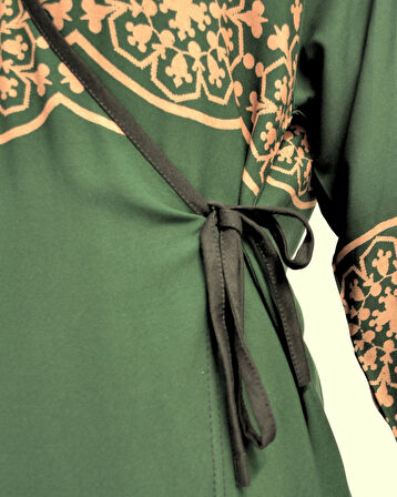 Geometrik Desenli Kruvaze Namaz Elbisesi – Yandan Bağlamalı, Rahat Kalıp 36–46 Beden