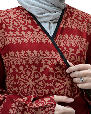 Geometrik Desenli Kruvaze Namaz Elbisesi – Yandan Bağlamalı, Rahat Kalıp 36–46 Beden