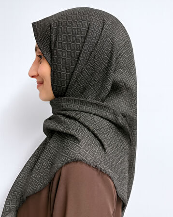 Desenli Denim Eşarp – 95x95 cm, Kaymaz, Dört Mevsim Kullanıma Uygun