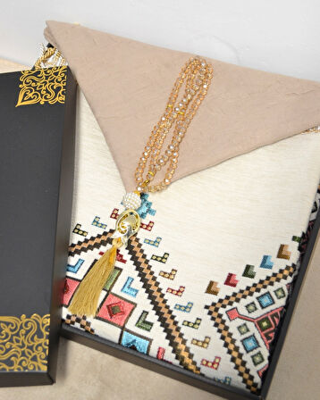 Çeyizlik Hediyelik Seccade Eşarp Tesbih Set – Kilim Desenli Kadife Astarlı Seccade, Eşarp, Kristal Tesbih Özel Kutulu Lüks Hediye Seti