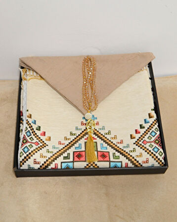 Çeyizlik Hediyelik Seccade Eşarp Tesbih Set – Kilim Desenli Kadife Astarlı Seccade, Eşarp, Kristal Tesbih Özel Kutulu Lüks Hediye Seti