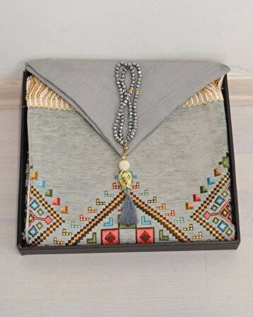 Çeyizlik Hediyelik Seccade Eşarp Tesbih Set – Kilim Desenli Kadife Astarlı Seccade, Eşarp, Kristal Tesbih Özel Kutulu Lüks Hediye Seti