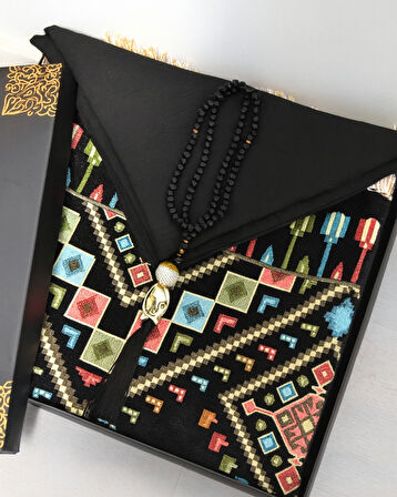 Çeyizlik Hediyelik Seccade Eşarp Tesbih Set – Kilim Desenli Kadife Astarlı Seccade, Eşarp, Kristal Tesbih Özel Kutulu Lüks Hediye Seti
