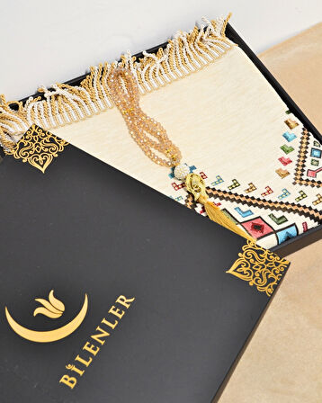 Hediyelik Seccade Tesbih Seti – Kilim Desenli Kadife Astarlı Seccade, Kristal Tesbih ve Özel Kutulu Lüks Hediye Seti