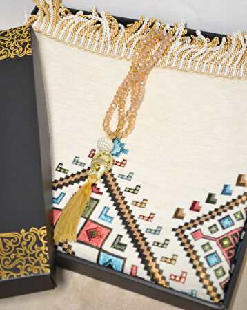 Hediyelik Seccade Tesbih Seti – Kilim Desenli Kadife Astarlı Seccade, Kristal Tesbih ve Özel Kutulu Lüks Hediye Seti