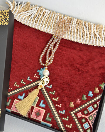 Hediyelik Seccade Tesbih Seti – Kilim Desenli Kadife Astarlı Seccade, Kristal Tesbih ve Özel Kutulu Lüks Hediye Seti