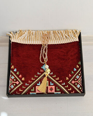 Hediyelik Seccade Tesbih Seti – Kilim Desenli Kadife Astarlı Seccade, Kristal Tesbih ve Özel Kutulu Lüks Hediye Seti