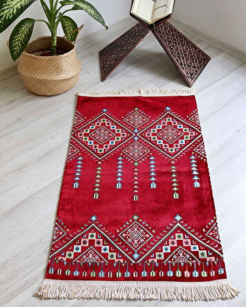 Hediyelik Seccade Tesbih Seti – Kilim Desenli Kadife Astarlı Seccade, Kristal Tesbih ve Özel Kutulu Lüks Hediye Seti