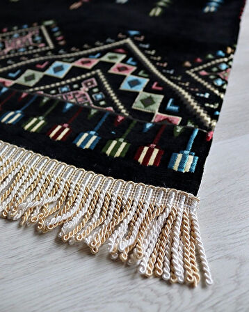 Erkekler İçin Seccade Takke Tesbih Esans Hediyelik Seti – Kilim Desenli Kadife Astarlı Seccade ve Özel Kutulu Lüks Hac Umre Hediyesi