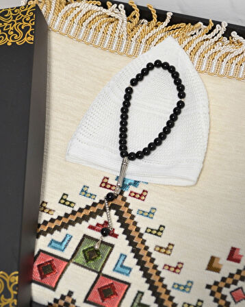 Erkekler için Seccade Takke Tesbih Hediyelik Seti –Kilim Desenli Kadife Astarlı Seccade, 33’lü Erkek Tesbihi, Takke ve Özel Kutu