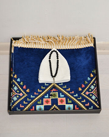 Erkekler için Seccade Takke Tesbih Hediyelik Seti –Kilim Desenli Kadife Astarlı Seccade, 33’lü Erkek Tesbihi, Takke ve Özel Kutu