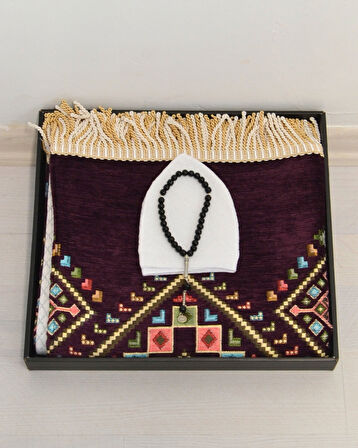 Erkekler için Seccade Takke Tesbih Hediyelik Seti –Kilim Desenli Kadife Astarlı Seccade, 33’lü Erkek Tesbihi, Takke ve Özel Kutu