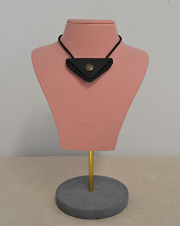 Deri Kaplı Üçgen Mini Cevşen – Boyuna Asmalık Siyah İpli, Mini Deri Kaplama Çantalı Manevi Dua Kolyesi