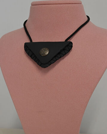 Deri Kaplı Üçgen Mini Cevşen – Boyuna Asmalık Siyah İpli, Mini Deri Kaplama Çantalı Manevi Dua Kolyesi