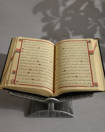 Masaüstü Rahle Klasik Desenli Kur’an-ı Kerim Rahle