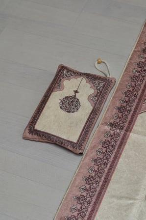 Çantalı Fermuarlı Mihrap Desenli Seccade