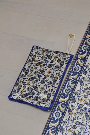 Çantalı Fermuarlı Seccade Lale Desenli Lacivert L012 (Hafif ve İnce Dokulu)