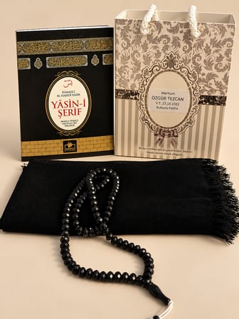 Yasin Kitabı Tesbih Eşarp Hediyelik İsimli QR Kodlu Sesli Dinleme Özellikli Çanta Boy Yasin