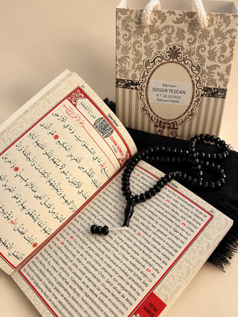 Yasin Kitabı Tesbih Eşarp Hediyelik İsimli QR Kodlu Sesli Dinleme Özellikli Çanta Boy Yasin