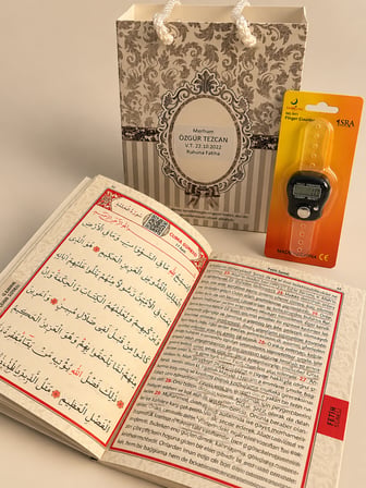 Yasin Kitabı Zikirmatik Hediyelik İsimli QR Kodlu Sesli Dinleme Özellikli Çanta Boy Yasin