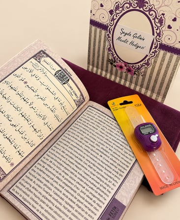 Yasin Kitabı Zikirmatik Örtü Hediyelik İsimli QR Kodlu Sesli Dinleme Özellikli Çanta Boy Yasin