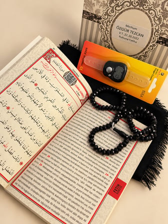 Yasin Kitabı Tesbih Zikirmatik Eşarp Hediyelik İsimli QR Kodlu Sesli Dinleme Özellikli Çanta Boy Yasin