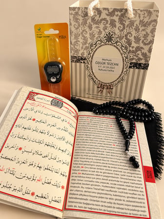 Yasin Kitabı Tesbih Zikirmatik Eşarp Hediyelik İsimli QR Kodlu Sesli Dinleme Özellikli Çanta Boy Yasin