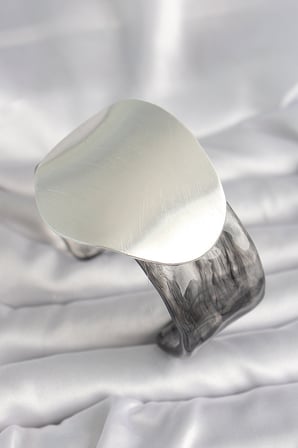 Siyah Mermer Desen Akrilik Pilastik Gümüş Plaka Model Vintage Kadın Bilezik 5886