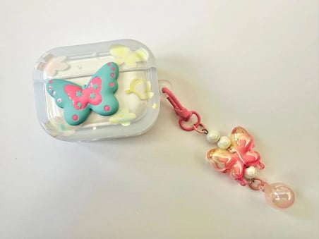 AirPods 4 ve 5 Uyumlu Şeffaf Kulaklık Kılıfı - 3D Kabartmalı Butterfly Figürlü, Hologram Askı Zincirli Darbeye Dayanıklı Kılıf