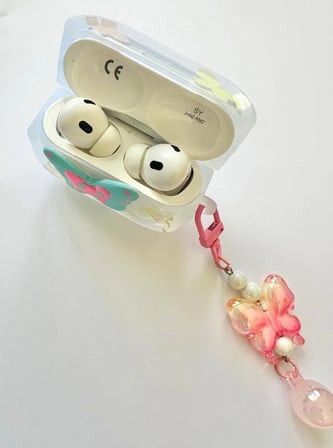 AirPods Pro 1 - 2 Uyumlu Şeffaf Kulaklık Kılıfı - 3D Kabartmalı Butterfly Figürlü, Hologram Askı Zincirli Darbeye Dayanıklı Kılıf