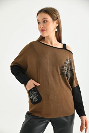 Kayık Yaka Omuz Detaylı Nakış ve Taşlı Kahverengi Bluz