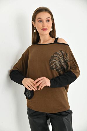 Kayık Yaka Omuz Detaylı Nakış ve Taşlı Kahverengi Bluz