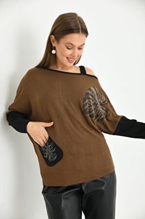 Kayık Yaka Omuz Detaylı Nakış ve Taşlı Kahverengi Bluz
