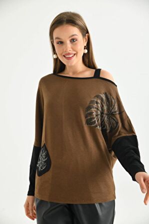 Kayık Yaka Omuz Detaylı Nakış ve Taşlı Kahverengi Bluz