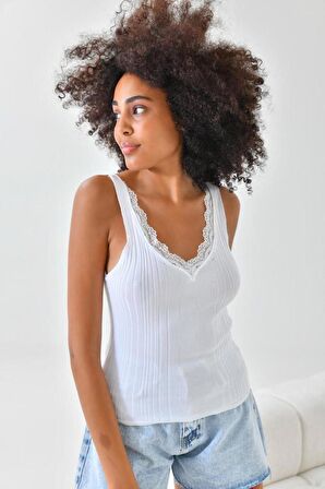 V Yaka Merdiven Dandel Detaylı Beyaz Triko Crop Top