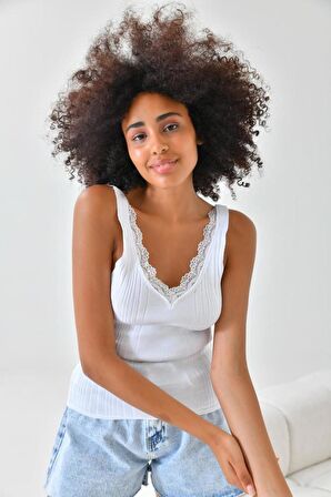 V Yaka Merdiven Dandel Detaylı Beyaz Triko Crop Top