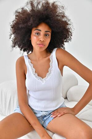 V Yaka Merdiven Dandel Detaylı Beyaz Triko Crop Top
