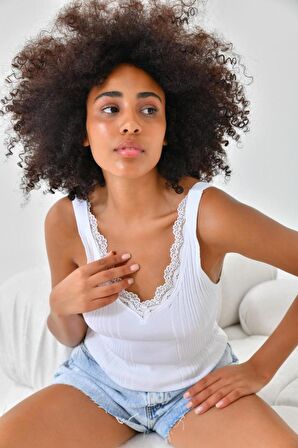 V Yaka Merdiven Dandel Detaylı Beyaz Triko Crop Top