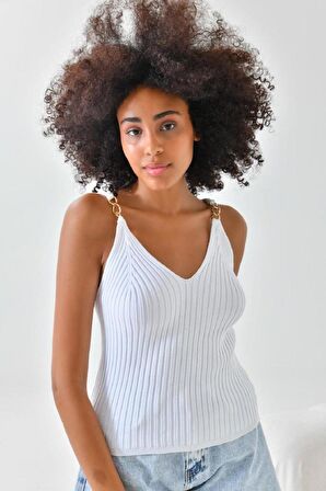 Askılı Zincir Halka Detaylı Beyaz Triko Crop Top