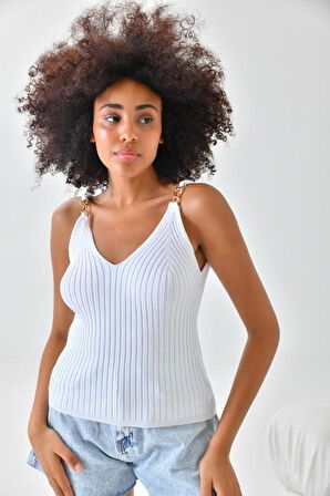 Askılı Zincir Halka Detaylı Beyaz Triko Crop Top