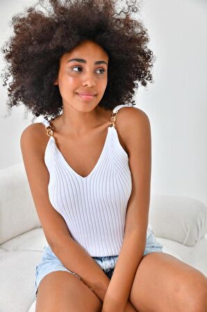 Askılı Zincir Halka Detaylı Beyaz Triko Crop Top