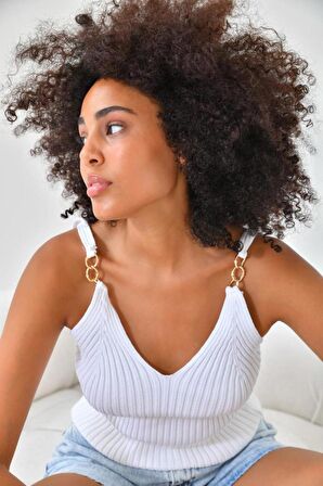 Askılı Zincir Halka Detaylı Beyaz Triko Crop Top