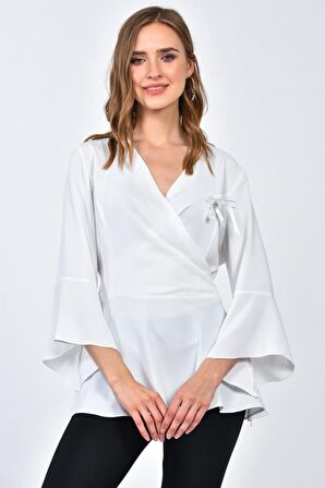 Modkofoni Yarasa Kollu V Yaka Çiçek Aksesuarlı Beyaz Kadın Bluz