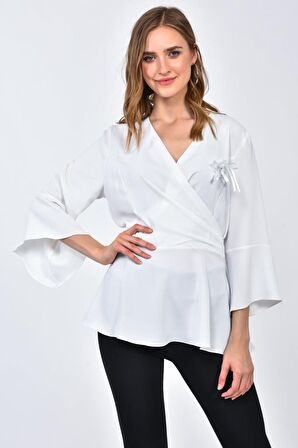 Modkofoni Yarasa Kollu V Yaka Çiçek Aksesuarlı Beyaz Kadın Bluz